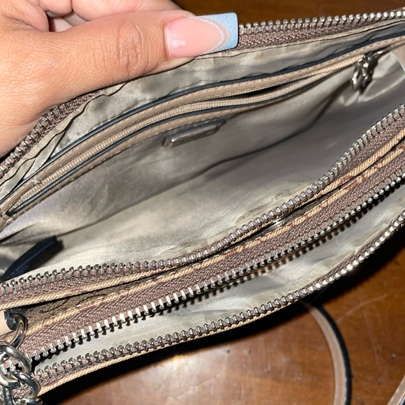 Guess purse - Picture 3 of 12